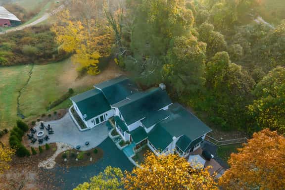 7 Miles to DT AVL, Hot Tub, Mountain View, Fenced Yard, Pet-Friendly - Image 1