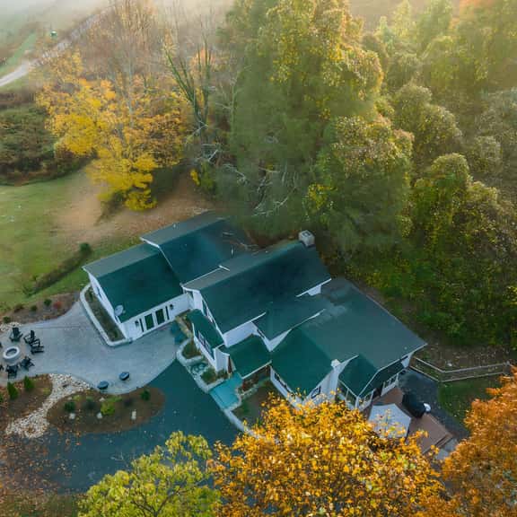 7 Miles to DT AVL, Hot Tub, Mountain View, Fenced Yard, Pet-Friendly - Image 1